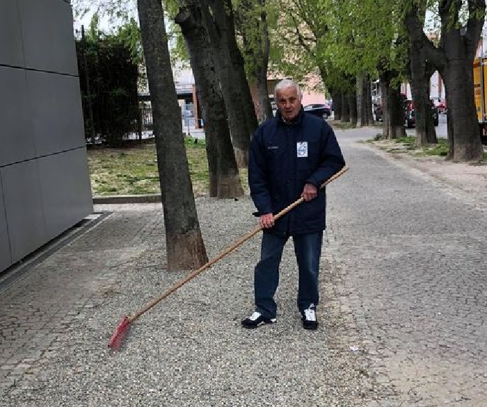 Carlo: “Pulisco i segni dell’inciviltà perché amo il mio quartiere”