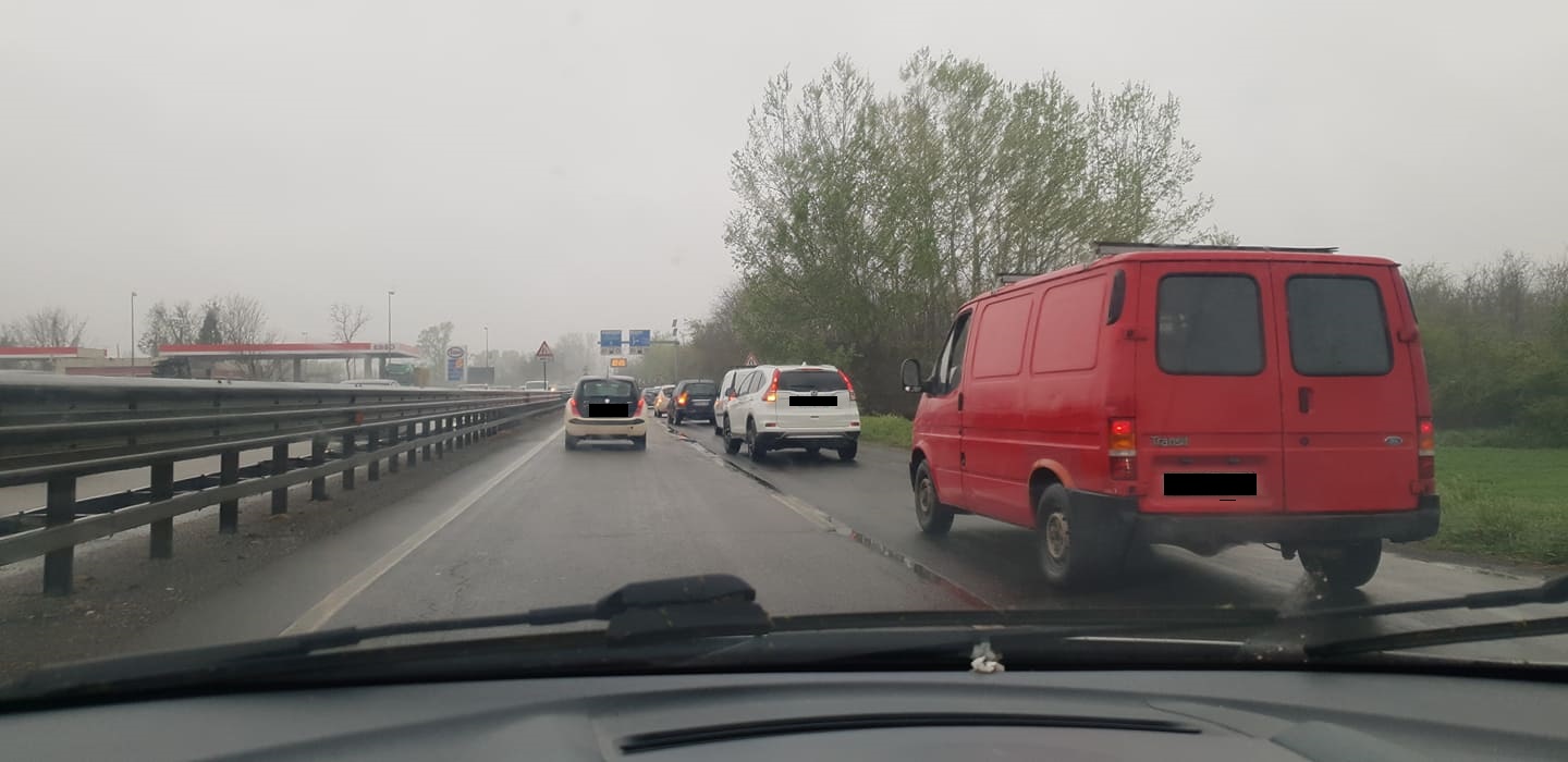 Veicolo in avaria lungo la SR10 verso Alessandria: disagi al traffico