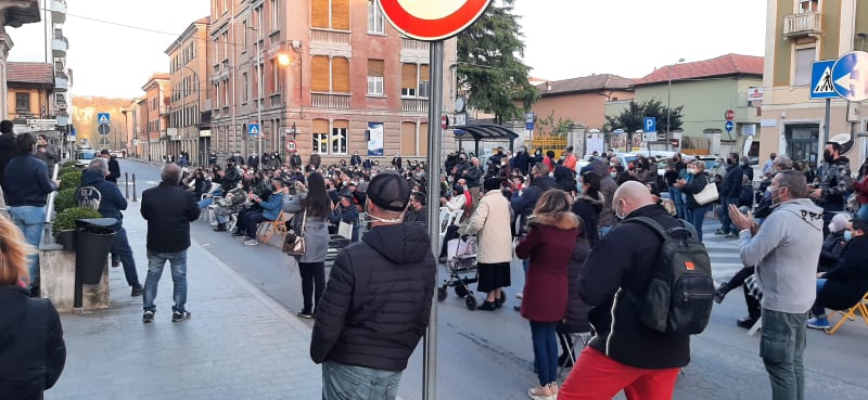 I commercianti di Ovada in presidio davanti al Comune: “Fateci lavorare”