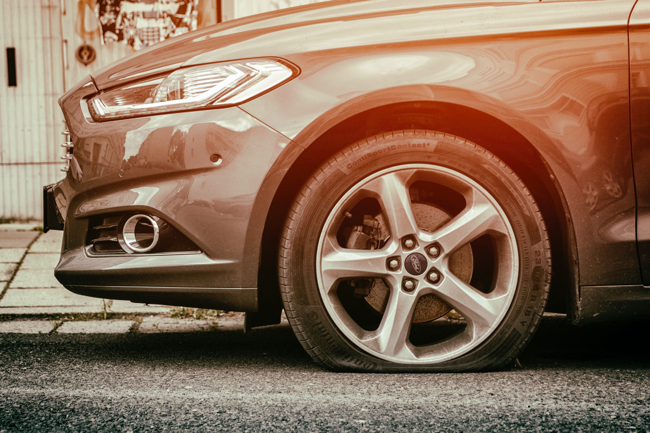 Gli forano la gomma dell’auto per rubargli il marsupio: la testimonianza di un alessandrino
