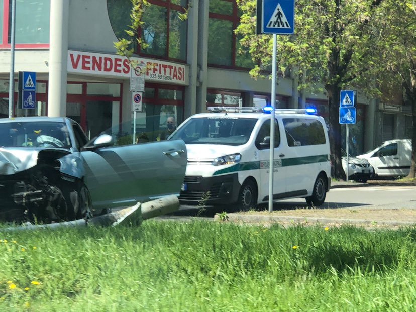 Esce di strada con la propria autovettura in via Galimberti