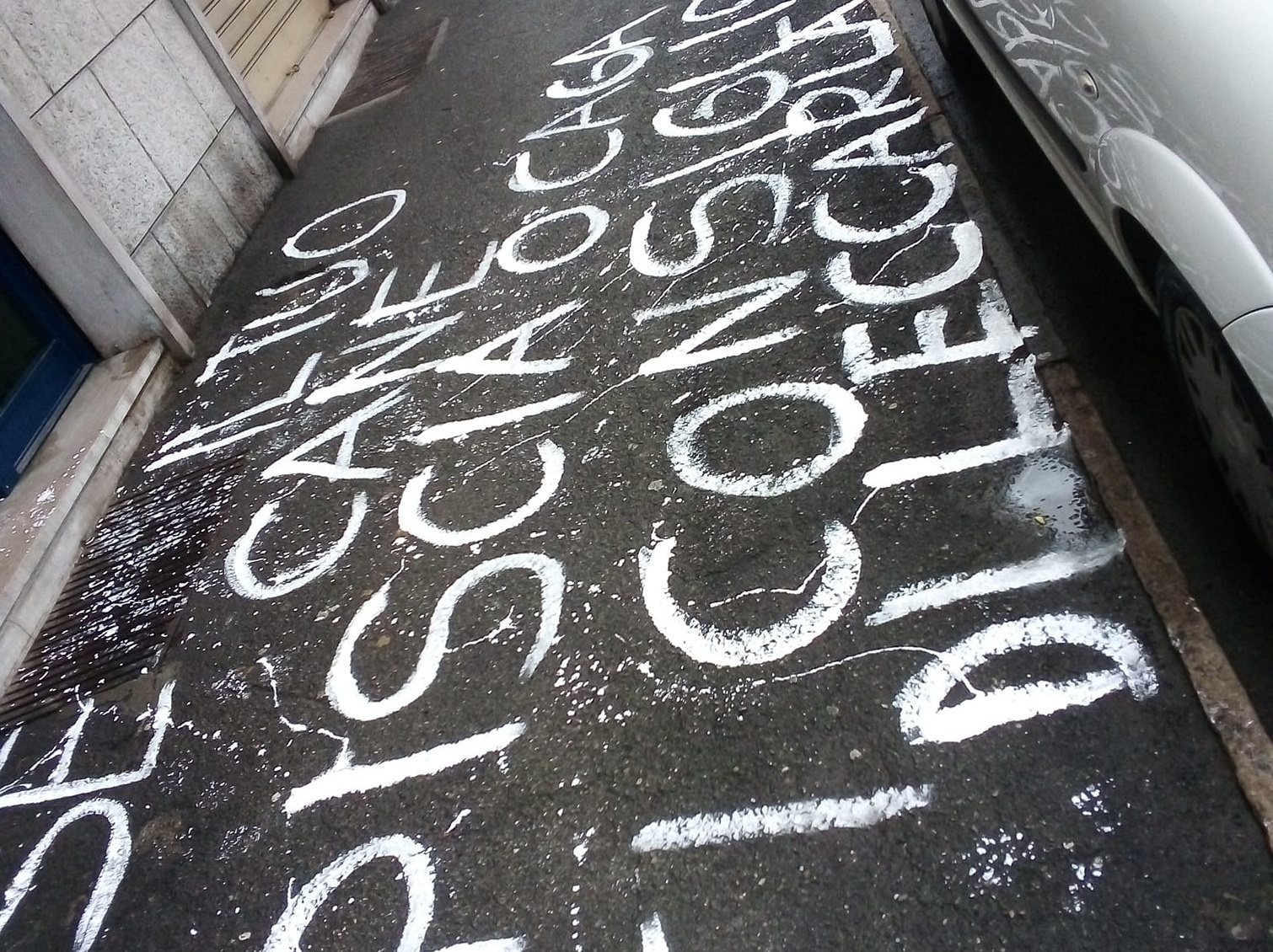 Scrive sul marciapiede la propria rabbia contro i padroni di cani incivili e viene multato: “E ora mi candido sindaco”