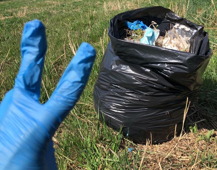 Si munisce di guanti e sacchi e ripulisce un parco vicino casa: la storia di Salvatore