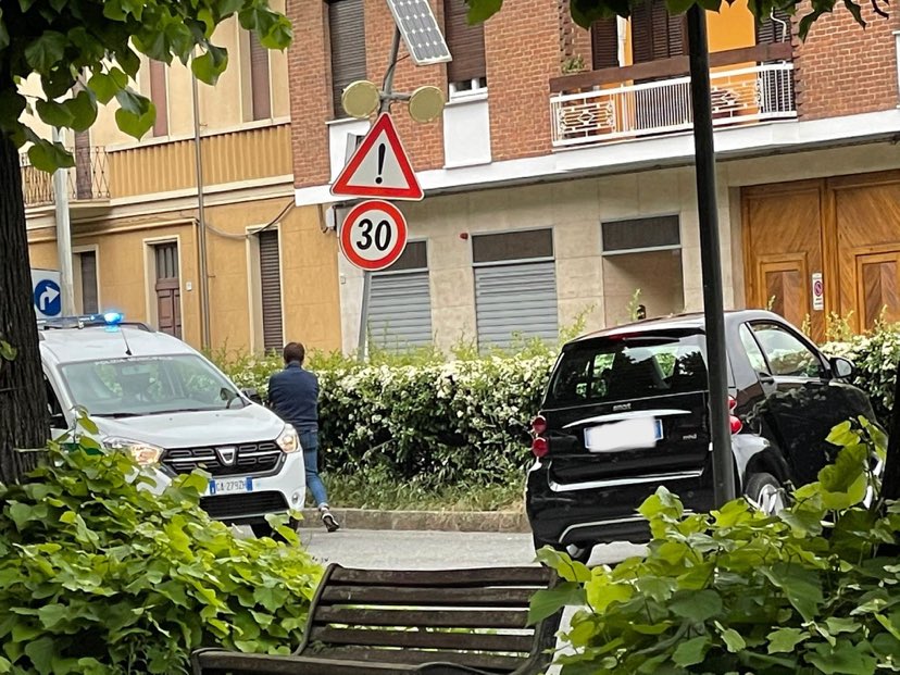 Incidente in viale Tivoli: auto finisce contro il cordolo