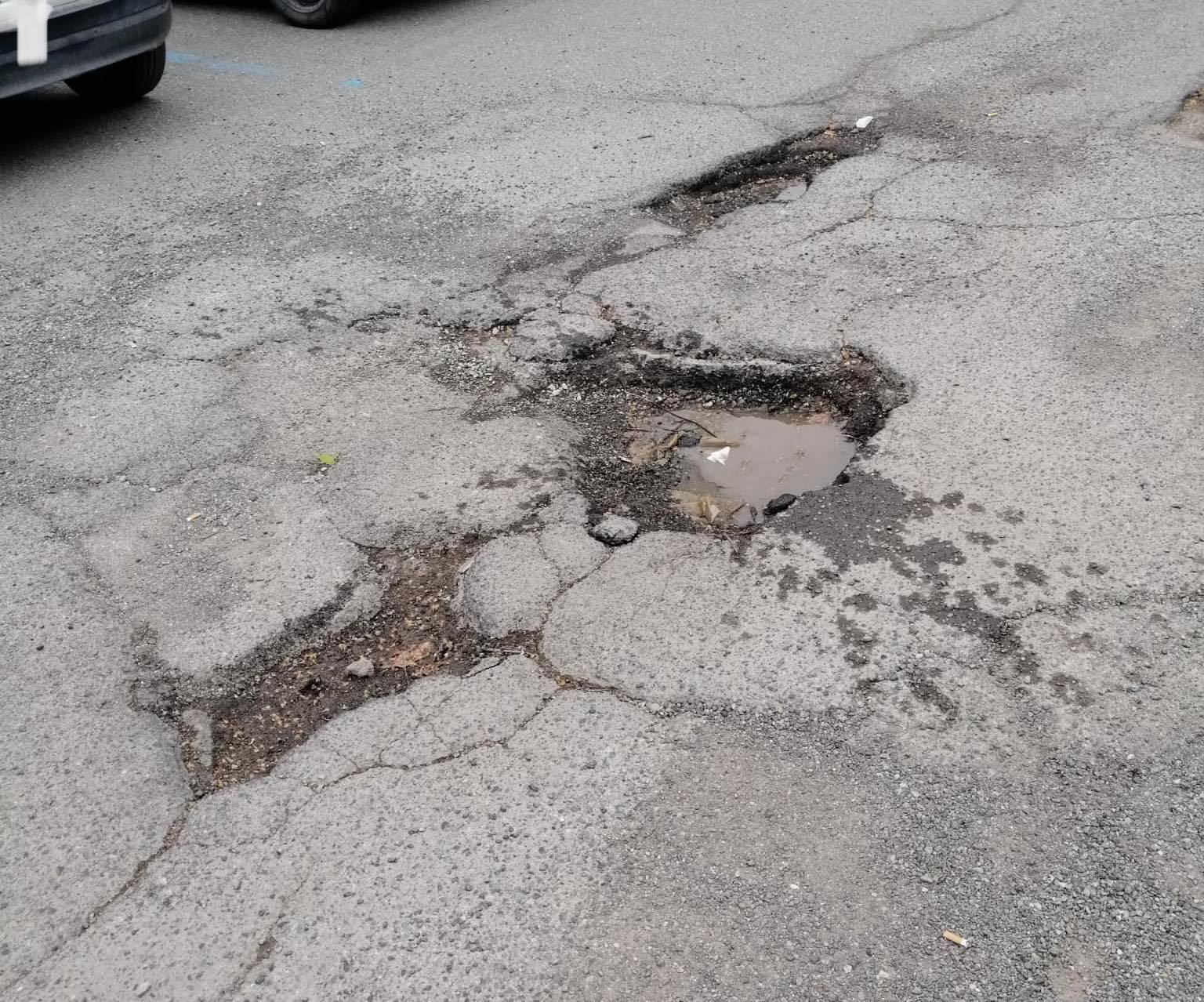 Buche nel parcheggio della Pacto: la rabbia di alcuni lettori