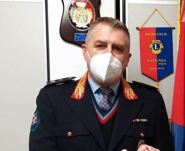 Donna rischia di soffocare con un boccone di cibo. Salvata dal comandante della Polizia Locale di Valenza