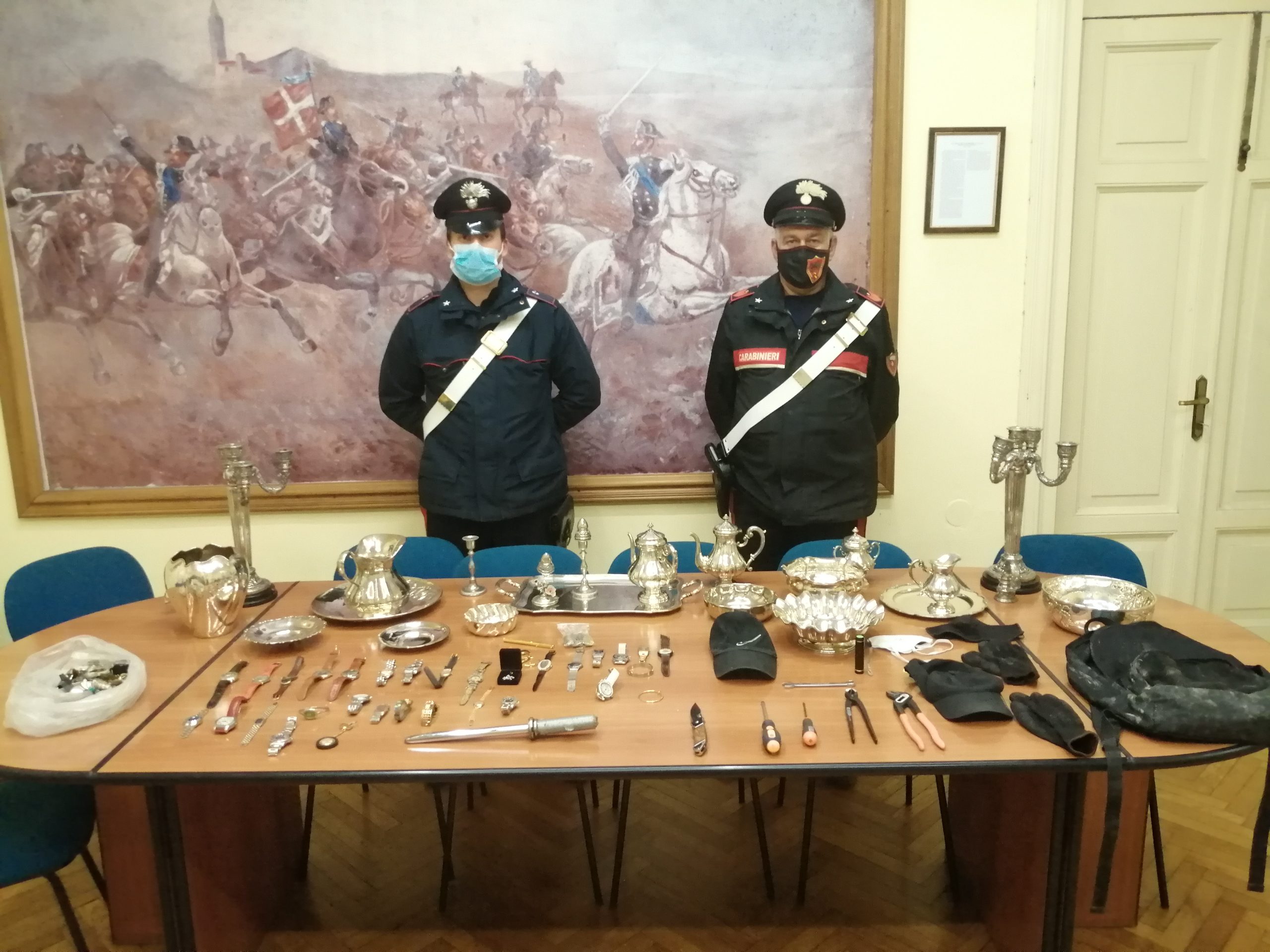 Puntano coltello contro anziana e badante e svaligiano casa. Rapinatori subito arrestati