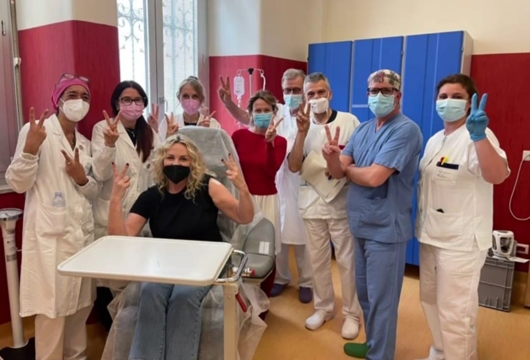 Antonella Clerici si è vaccinata contro il covid all’Ospedale di Alessandria: “Vacinada”