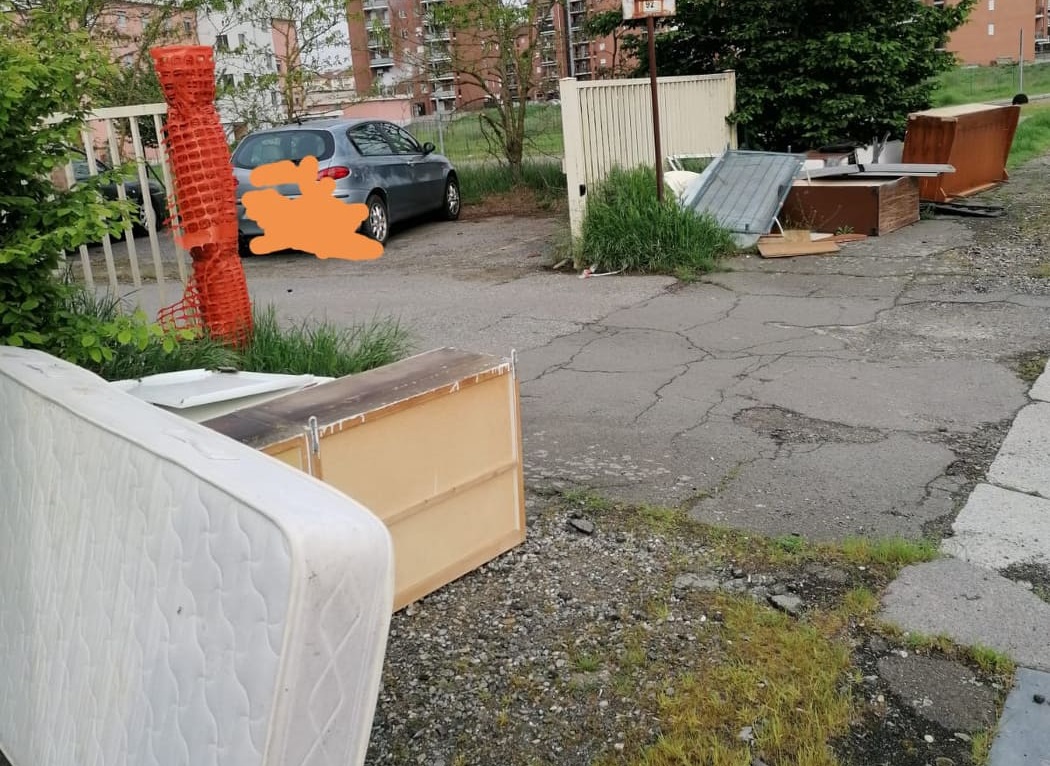 Una discarica a cielo aperto nella strada dietro via don Giovine: “Qualcuno intervenga”