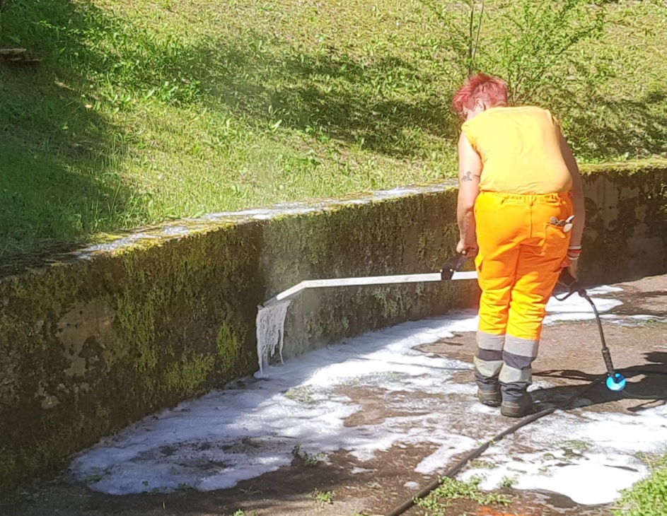 Valenza sempre più green: sperimentata una macchina per la pulizia strade senza sostanze chimiche