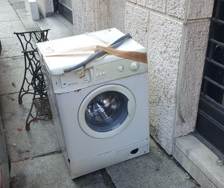 Lavatrice abbandonata sul marciapiede in centro ad Alessandria: la segnalazione di un lettore