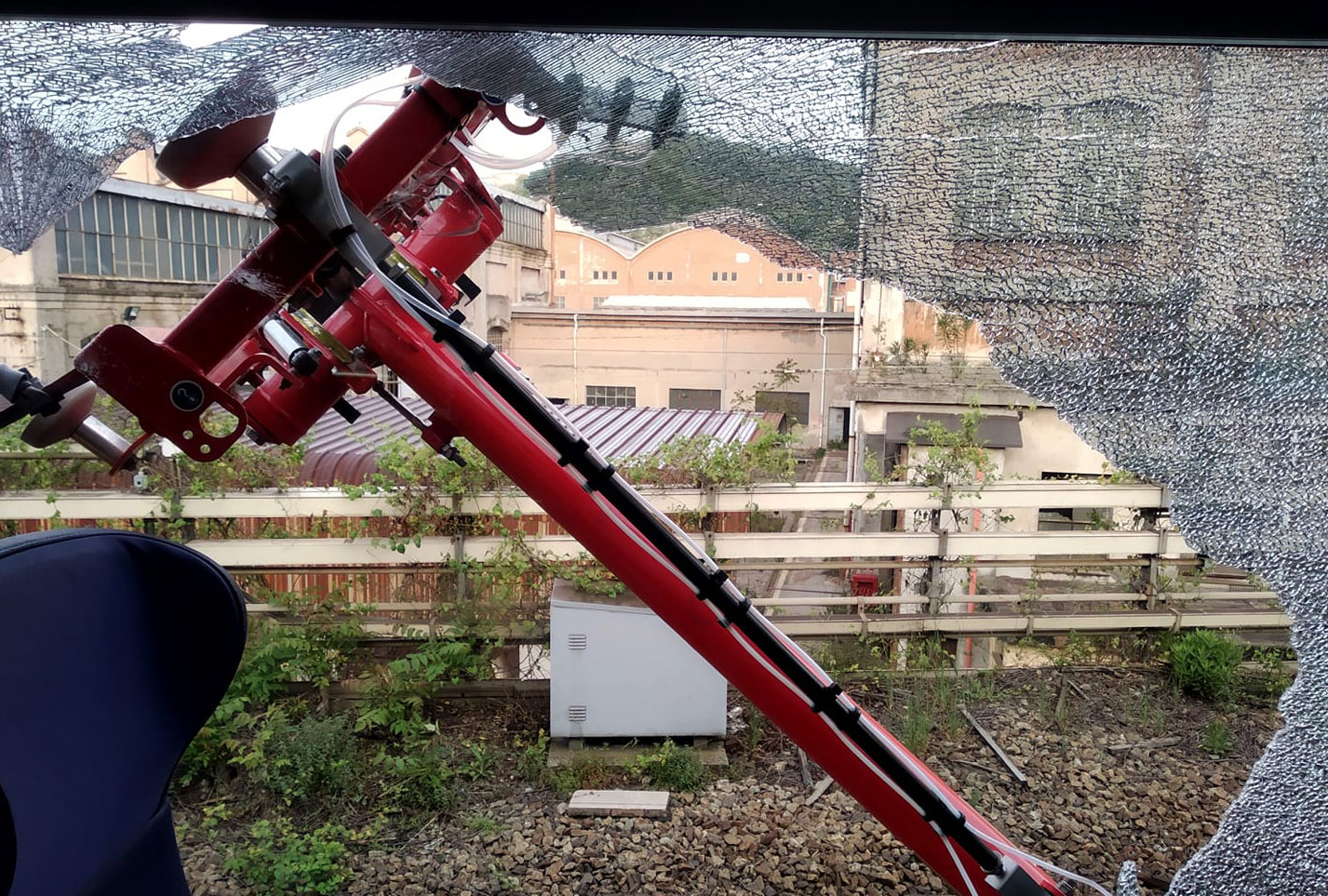 Treno perde pantografo: viaggiatori costretti a raggiungere a piedi la stazione di Rivarolo