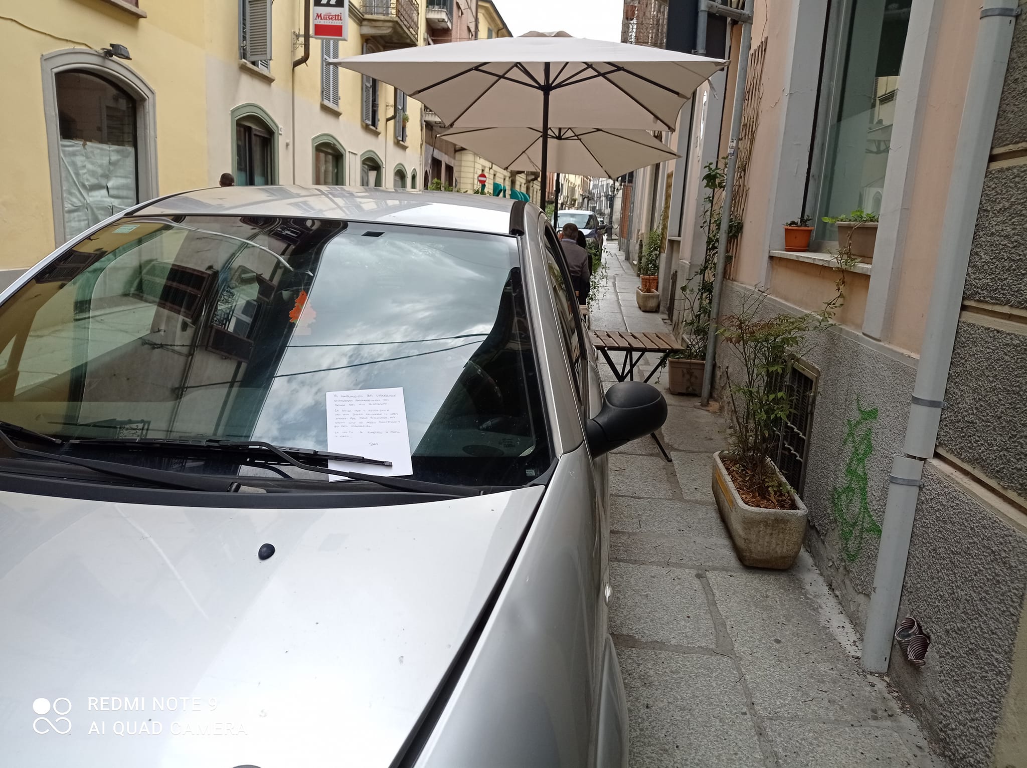 Parcheggiano dentro al suo dehor così decide di scrivere una lettera all’automobilista incivile