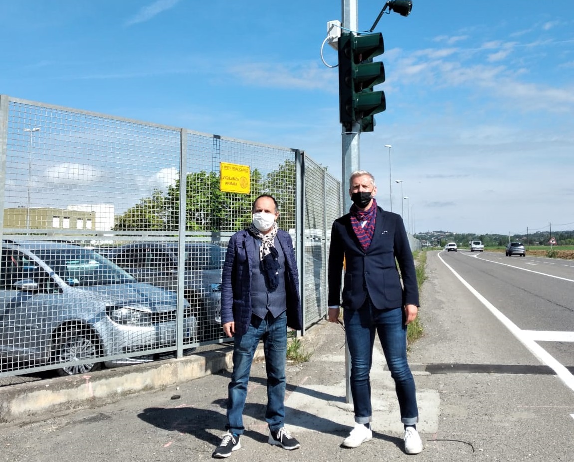 Installato un semaforo davanti al Carcere di San Michele. Sappe: “Grazie al consigliere Sciaudone”