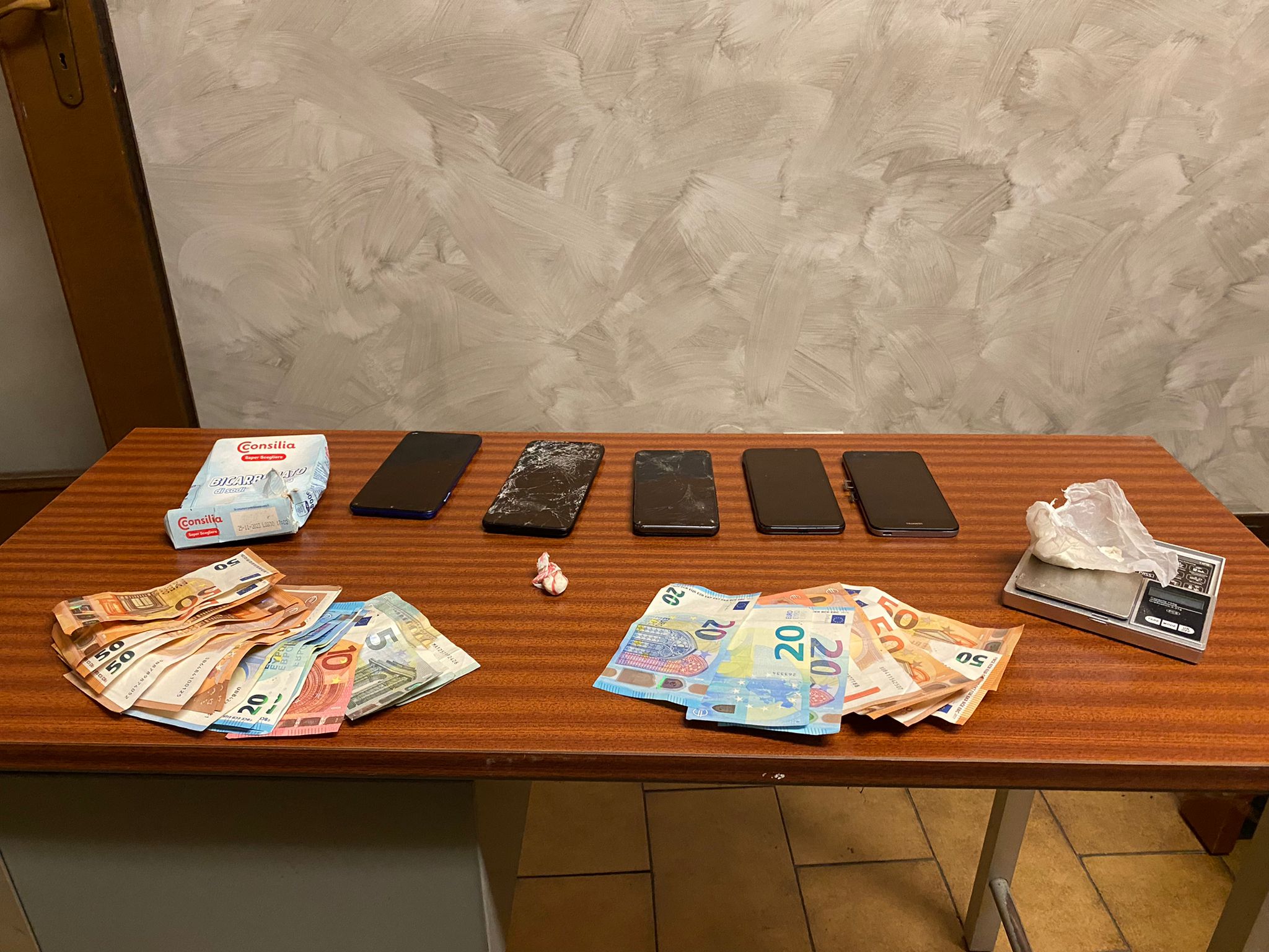 Minaccia una persona con un coltello: Carabinieri lo sorprendono con cocaina