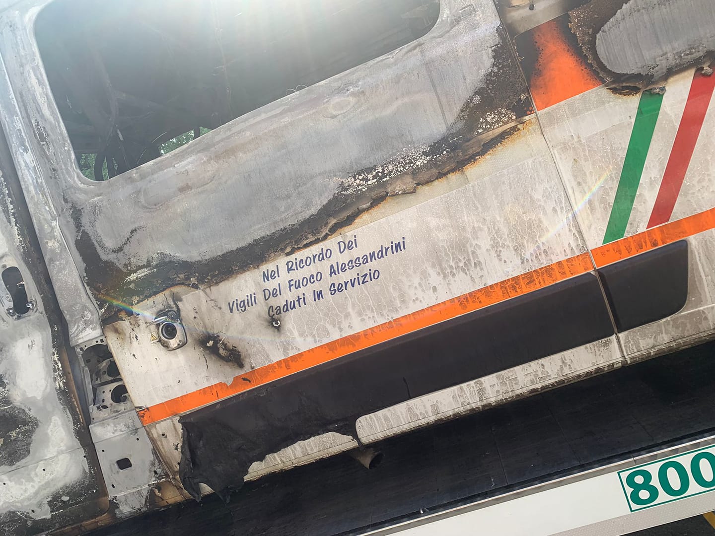 L’ambulanza in fiamme era intitolata ai Vigili del Fuoco morti a Quargnento: “Ci avete protetto da lassù”