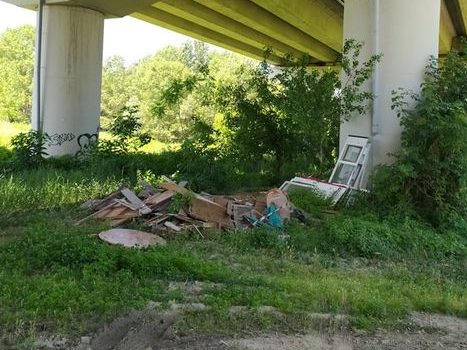Carcasse di mobili ed elettrodomestici abbandonati alle porte di Alessandria