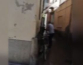 Insulta e innaffia commercianti e clienti: bloccata donna in via Volpi a Casale