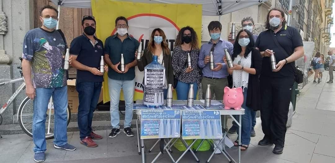 Borracce ecologiche e lotta alle slot machine: il Movimento 5 Stelle riparte dal quartiere Cristo