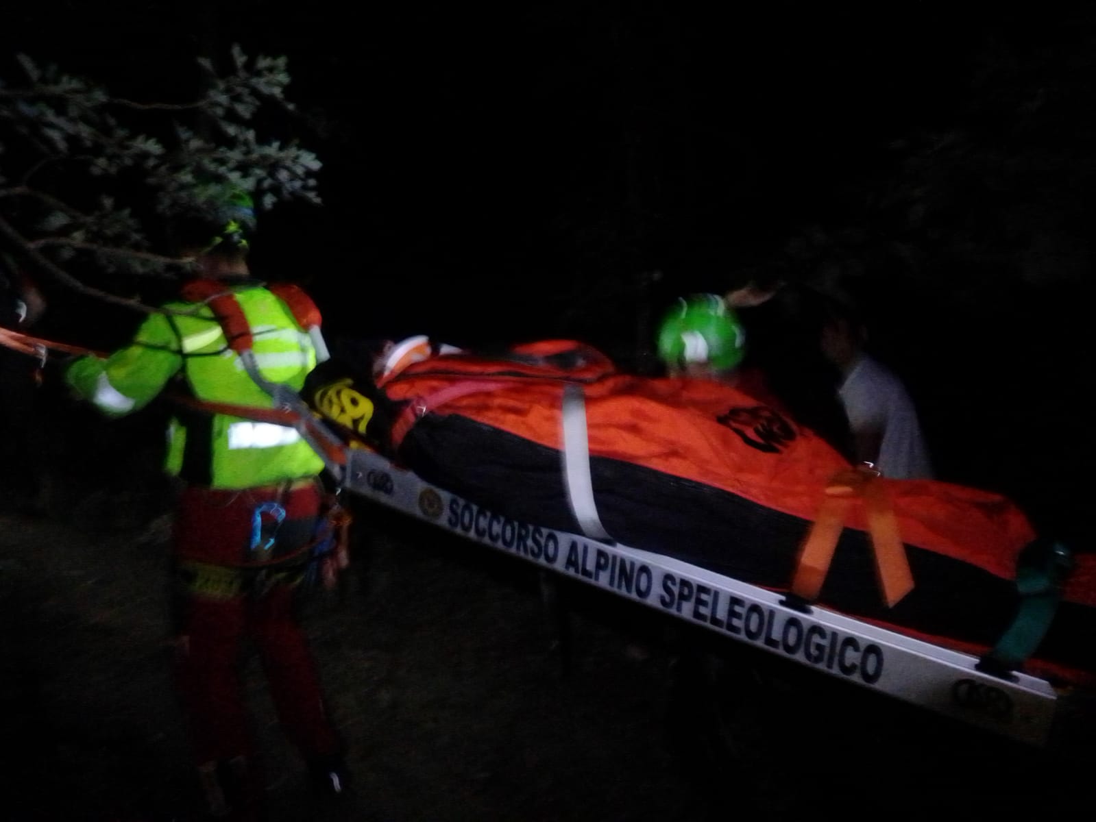 Donna cade in una scarpata: recuperata e portata in ospedale
