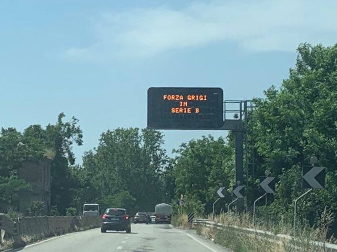 “Forza Grigi in Serie B”: si festeggia anche sui tabelloni luminosi agli ingressi di Alessandria