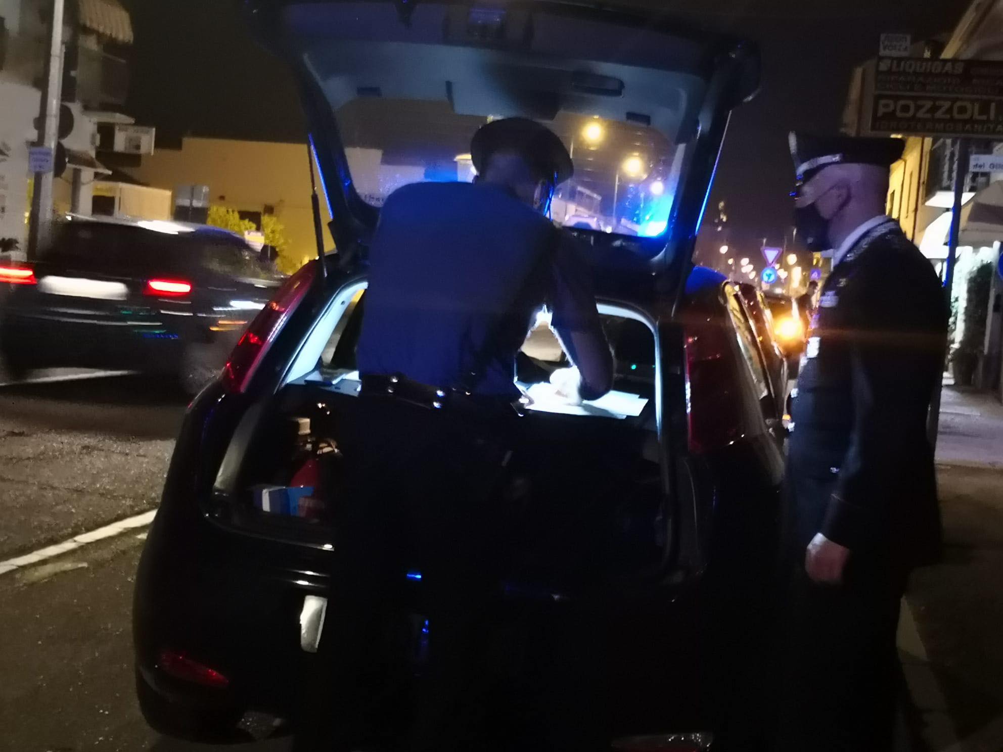 Rintracciati subito dai Carabinieri dopo aver derubato un uomo