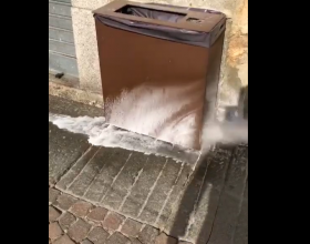 A Casale un servizio ad hoc per pulire l’urina dei cani dai muri dei palazzi
