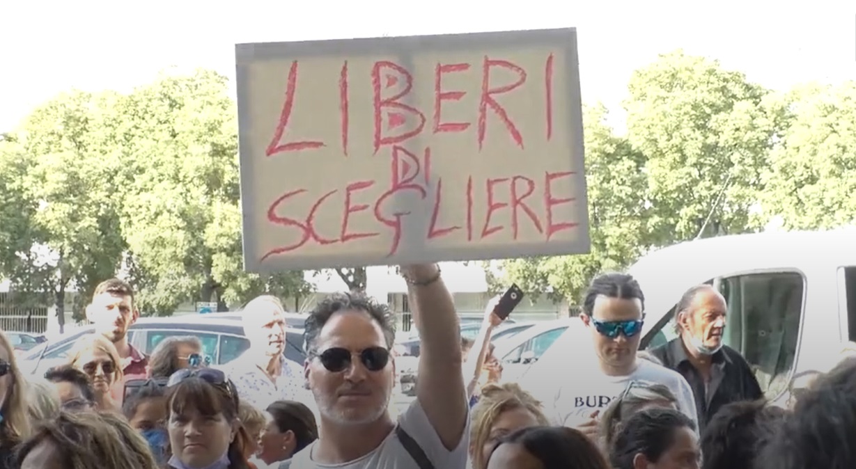 Dal “sono sperimentali” a “indeboliscono il sistema immunitario”. Tutte le bufale sui vaccini Covid