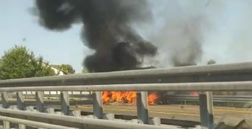 Camper in fiamme sulla A21, tra Felizzano e Asti Est: al lavoro i Vigili del Fuoco