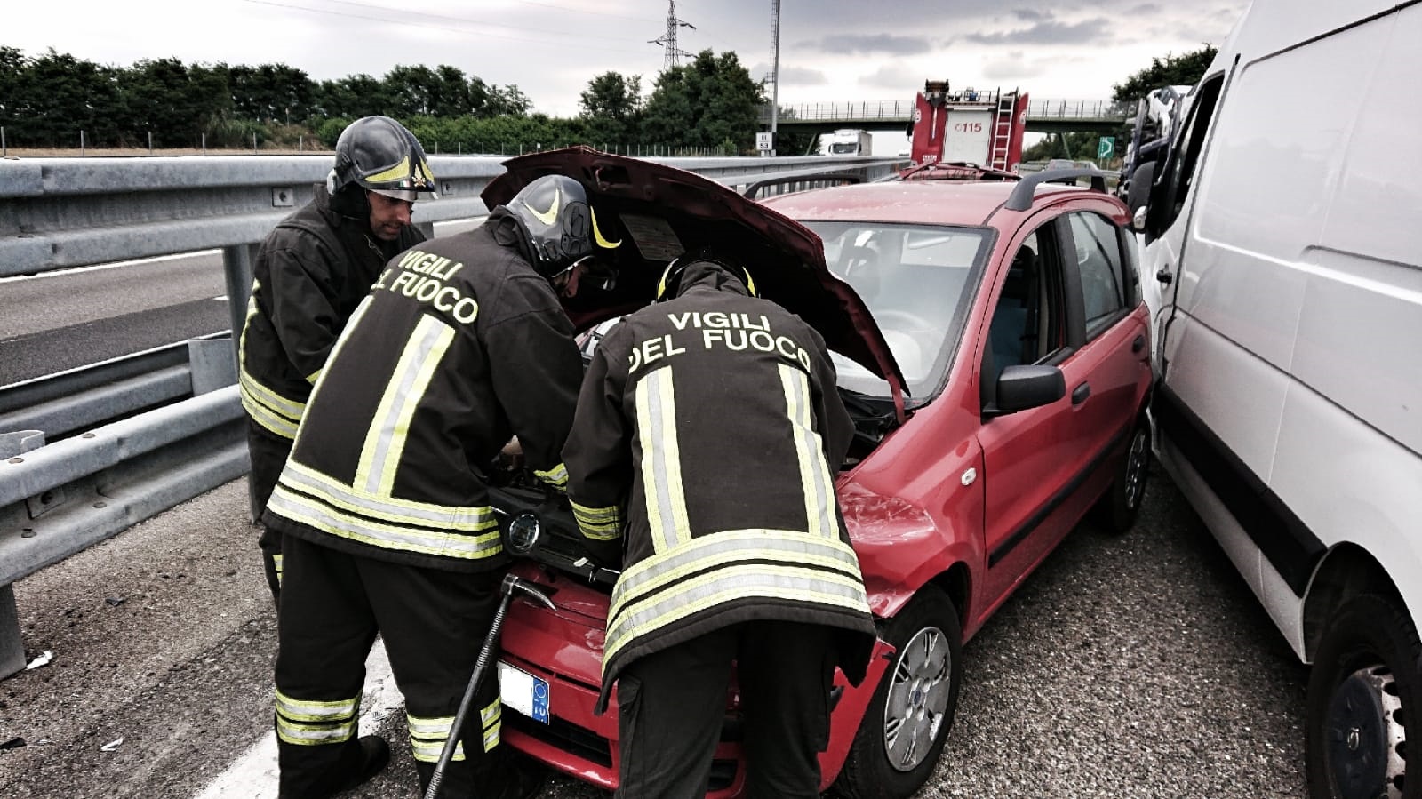 Incidente sulla A21 tra un furgone e un’auto: tre persone ferite, non in modo grave
