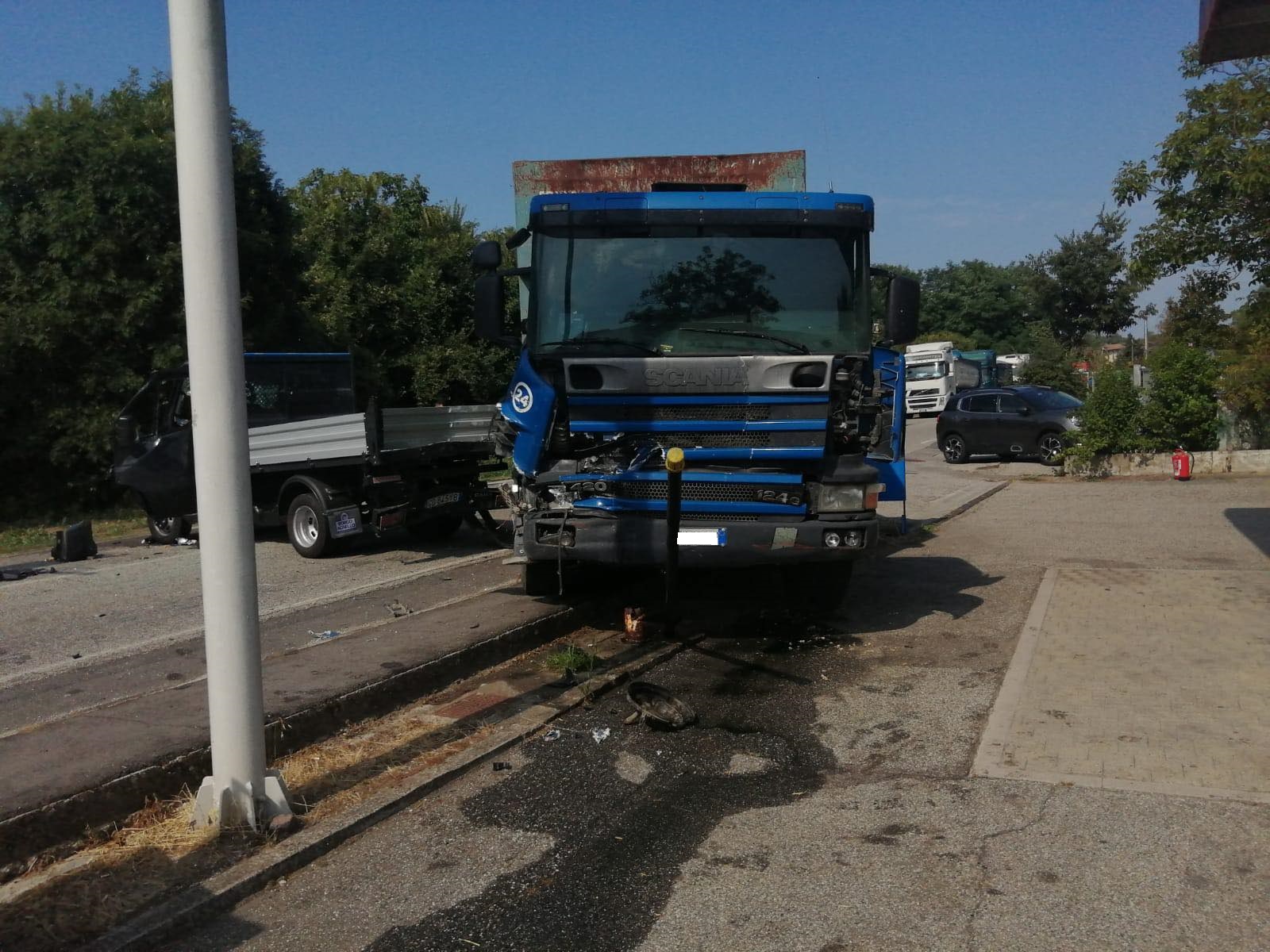 Incidente a San Giorgio Monferrato tra tre mezzi pesanti: un camionista intrappolato