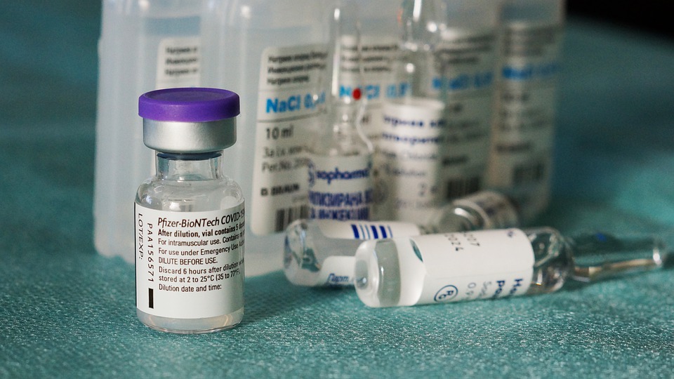 Vaccini anti covid: traina la Lombardia