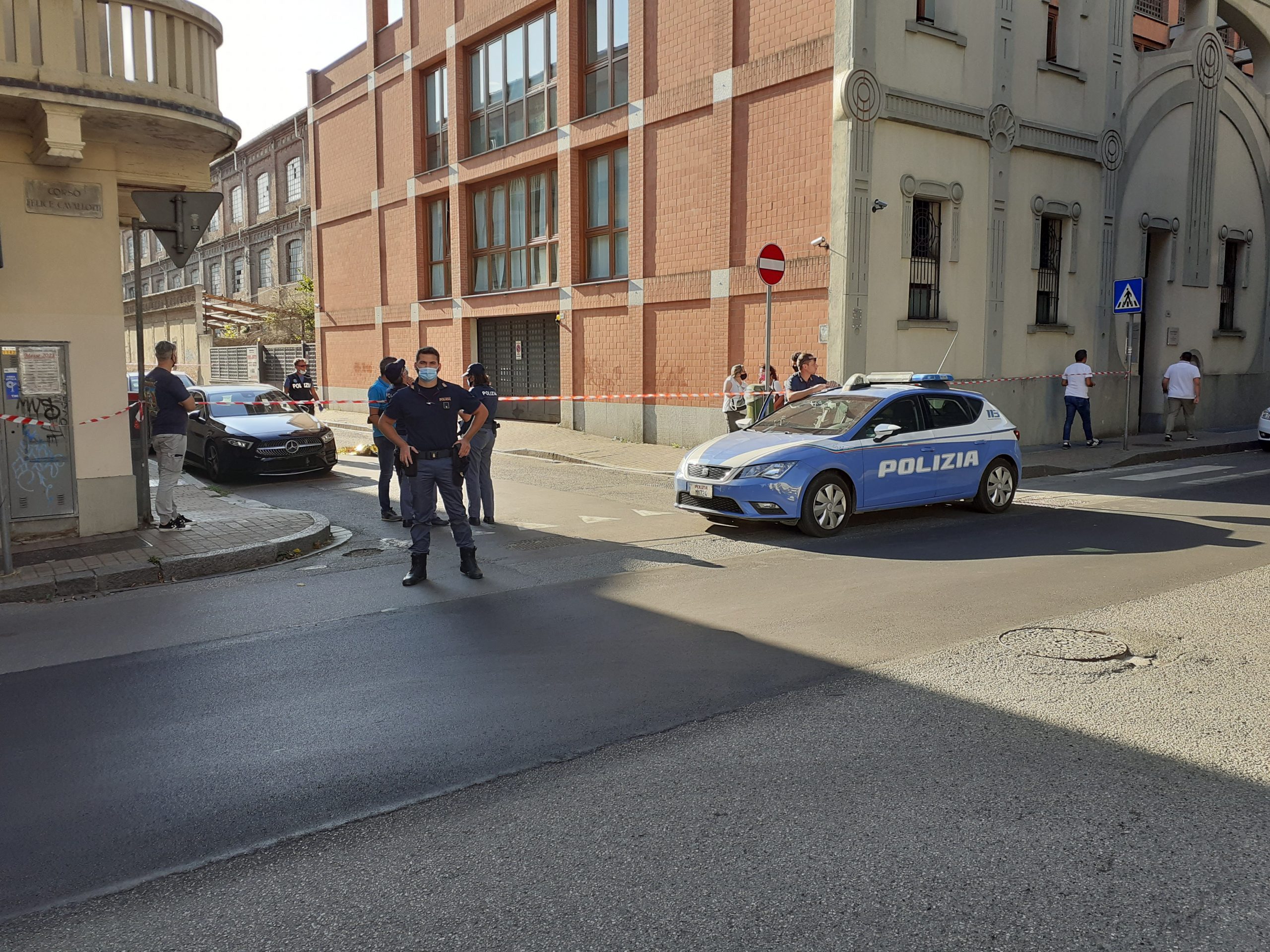 Donna senza vita in via Cardinal Massaia: prende corpo l’ipotesi suicidio