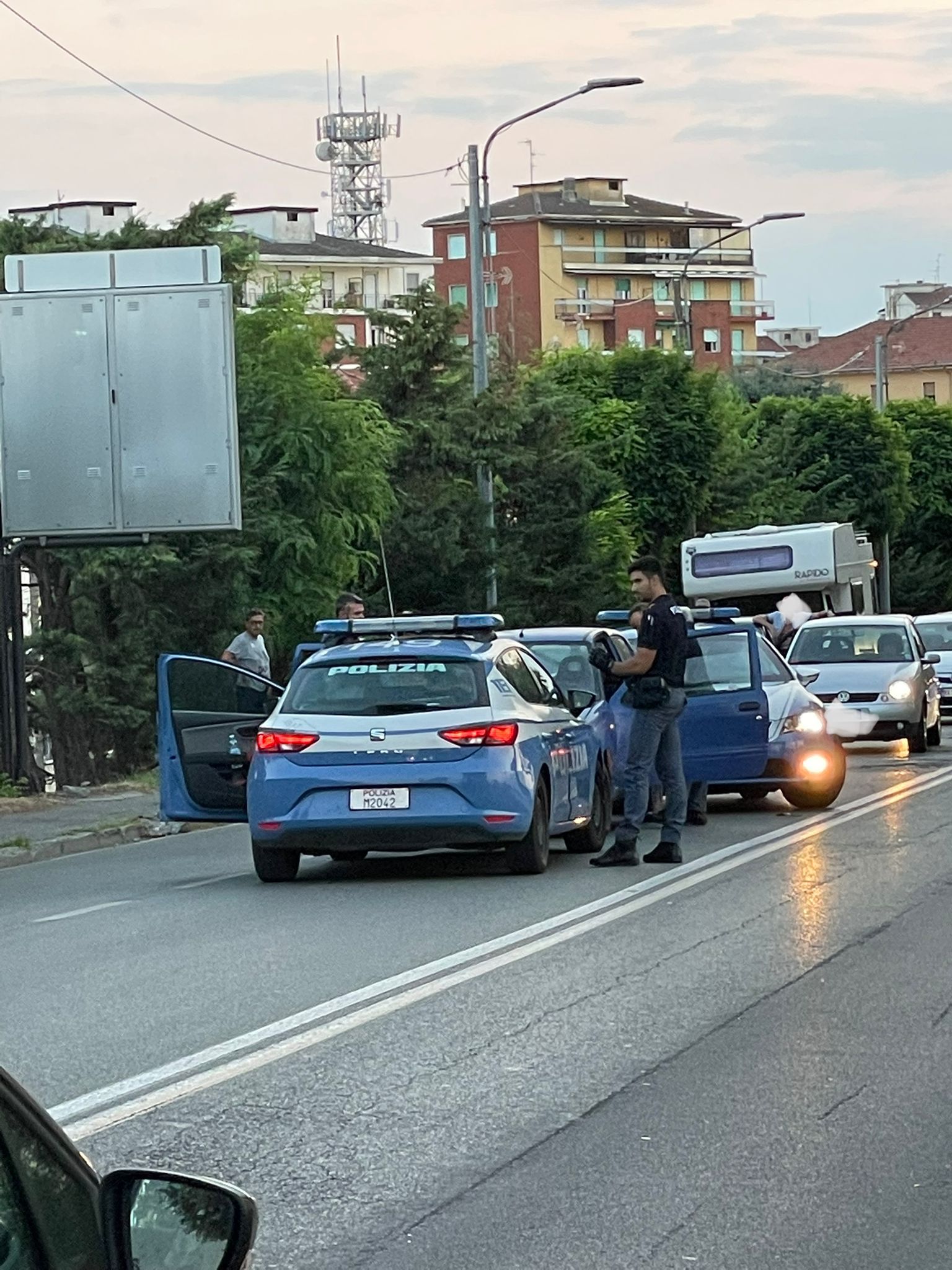 Inseguimento della Polizia: bloccata auto sul cavalcavia