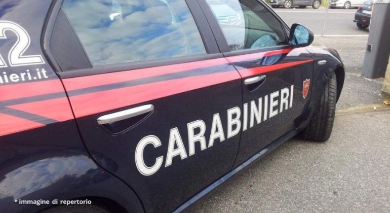 La figlia minorenne non riesce più a tornare a casa e il padre (senza patente) la fa soccorrere dai Carabinieri