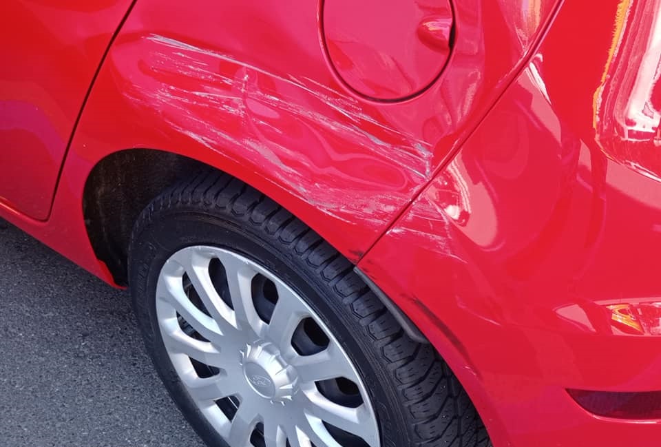 Le danneggiano l’auto e si dileguano nel nulla: “Se qualcuno ha visto mi aiuti”