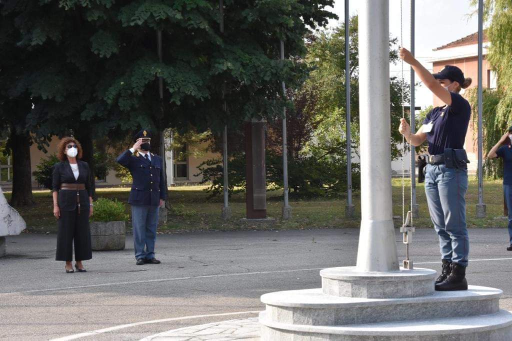 La Polizia ricorda Emanuela Loi con l’alzabandiera della nipote alla Scuola Allievi Agenti di Alessandria