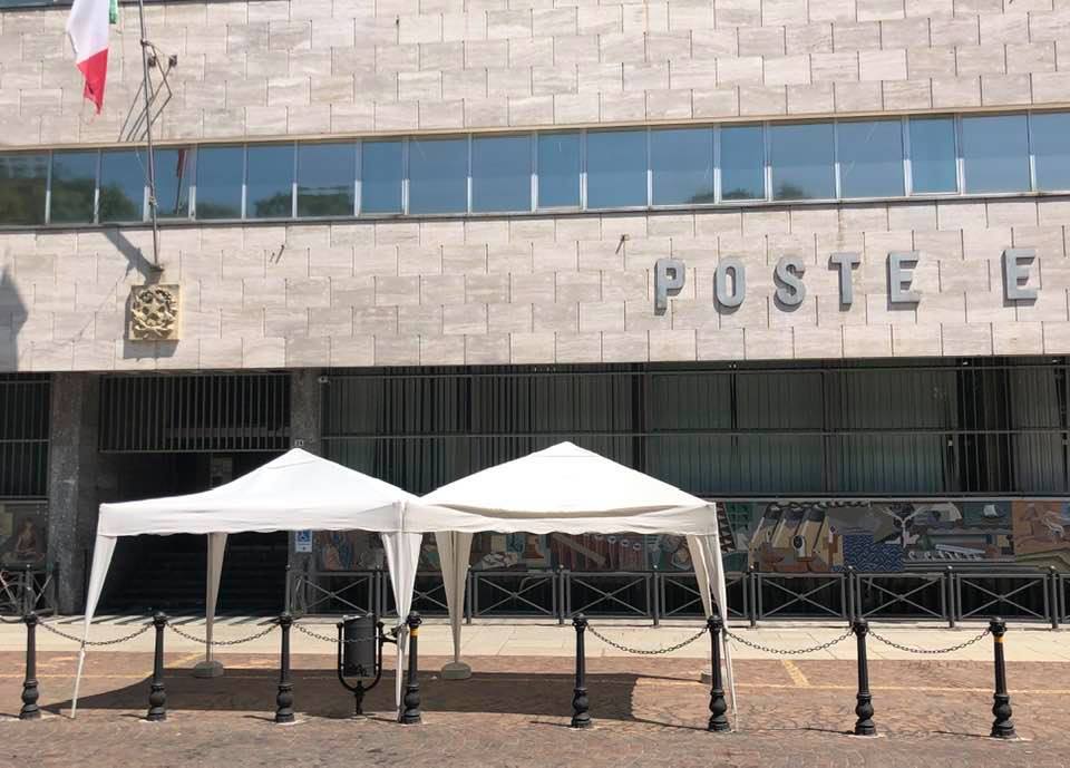 I gazebo davanti alle Poste Centrali danneggiati dal maltempo: “Sono in riparazione, torneranno”