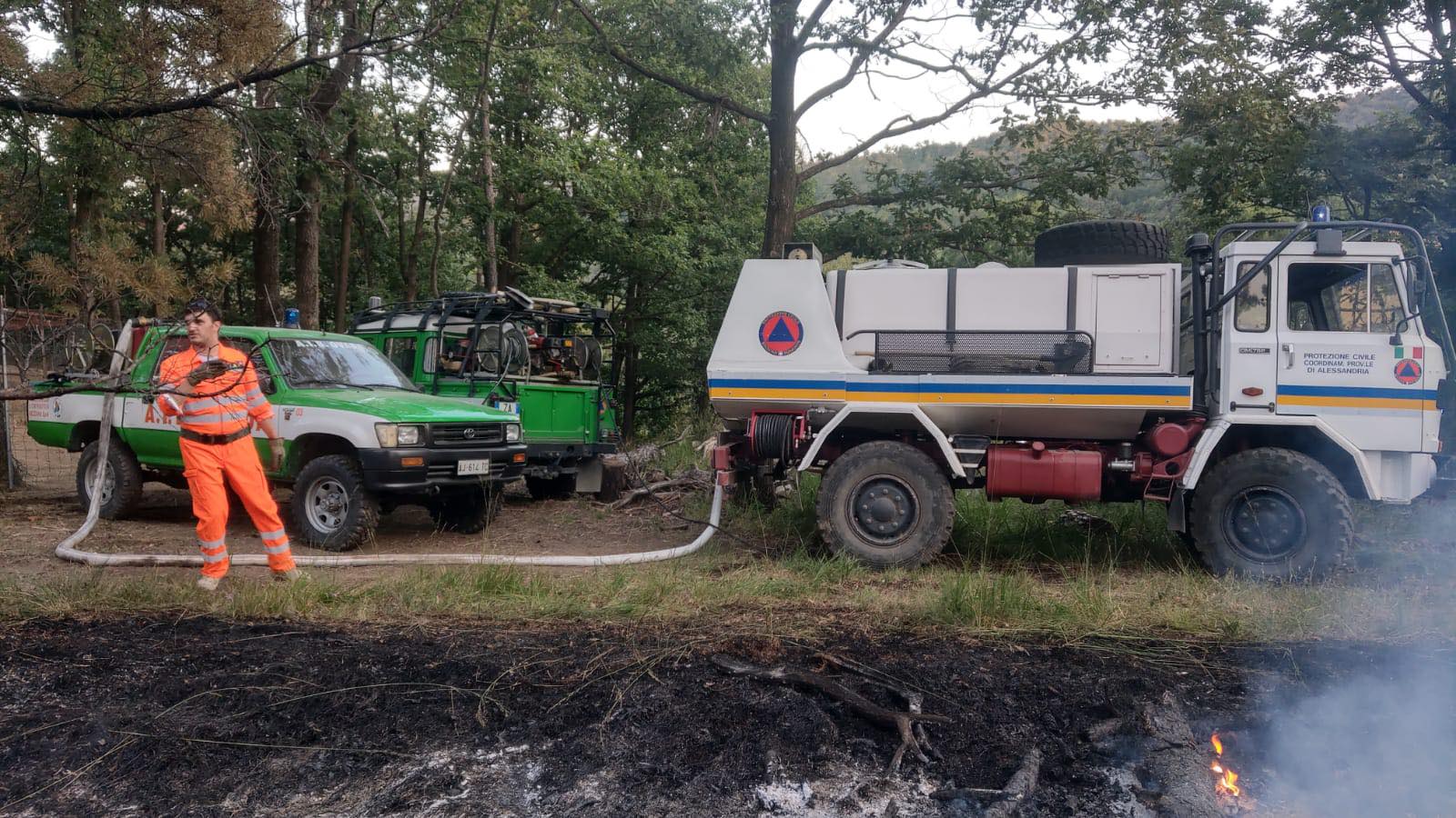 Risolto dopo ore l’incendio nei boschi divampato a Morbello