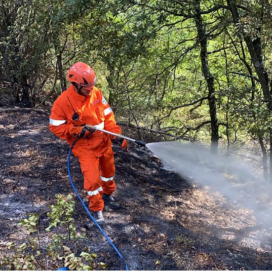 Vigili del Fuoco e volontari Aib impegnati in un incendio di sterpaglie a Piuzzo