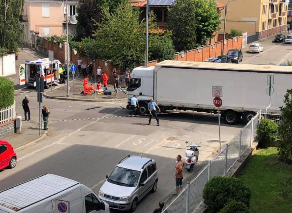 Incidente al Cristo tra auto e mezzo pesante: una persona ferita