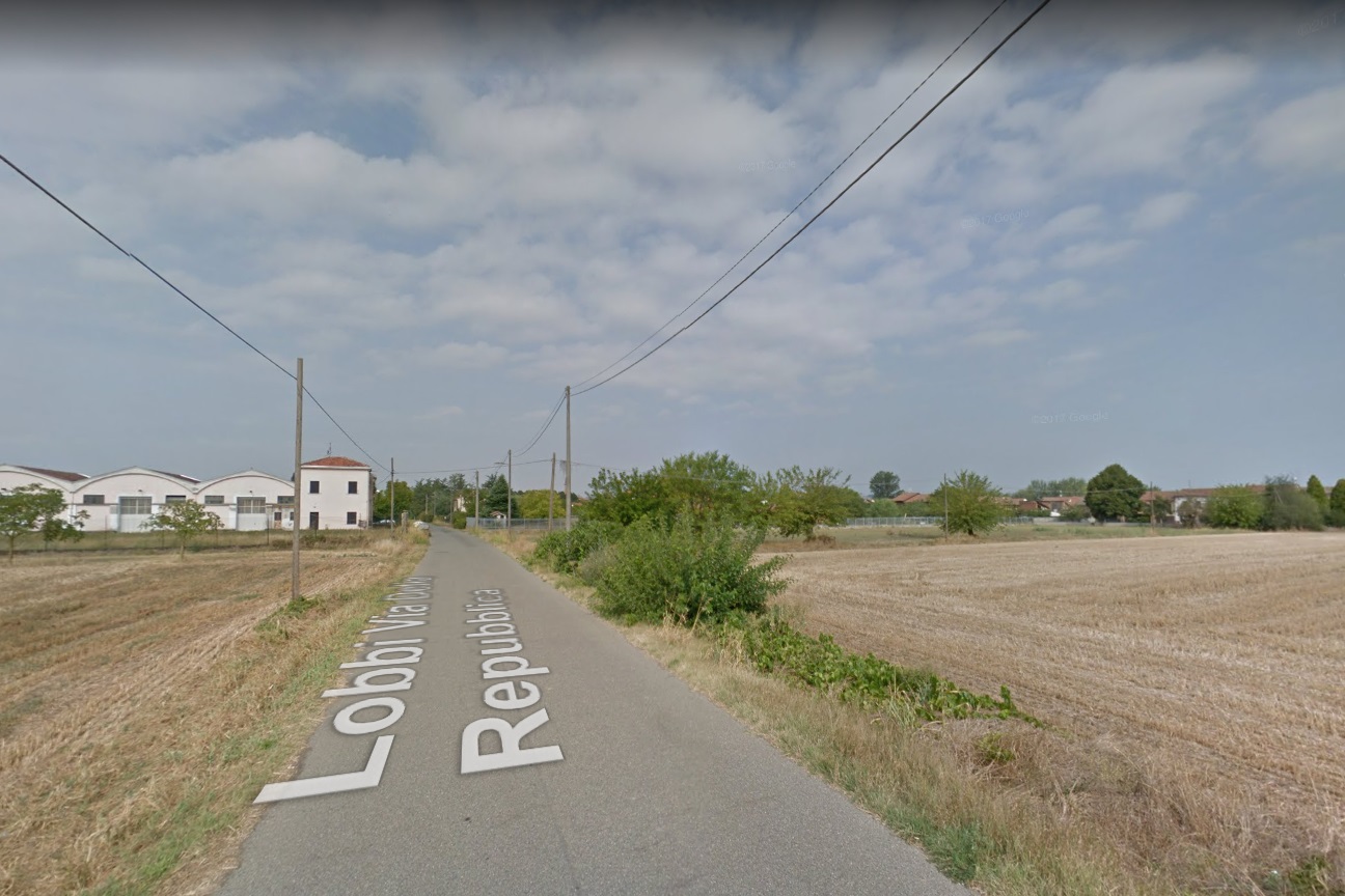 Investe una donna che sta camminando a bordo strada e scappa: è caccia al pirata della strada