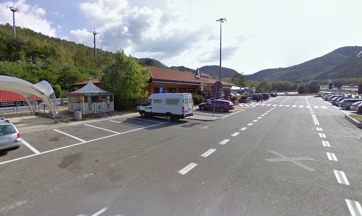 Si sente male in macchina lungo la A26: bambina soccorsa dalla Stradale e da un dipendente dell’Autogrill