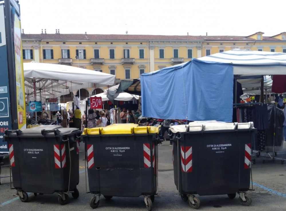 Troppi rifiuti abbandonati durante il mercato: dal Comune nuovi cassonetti e maggiori controlli