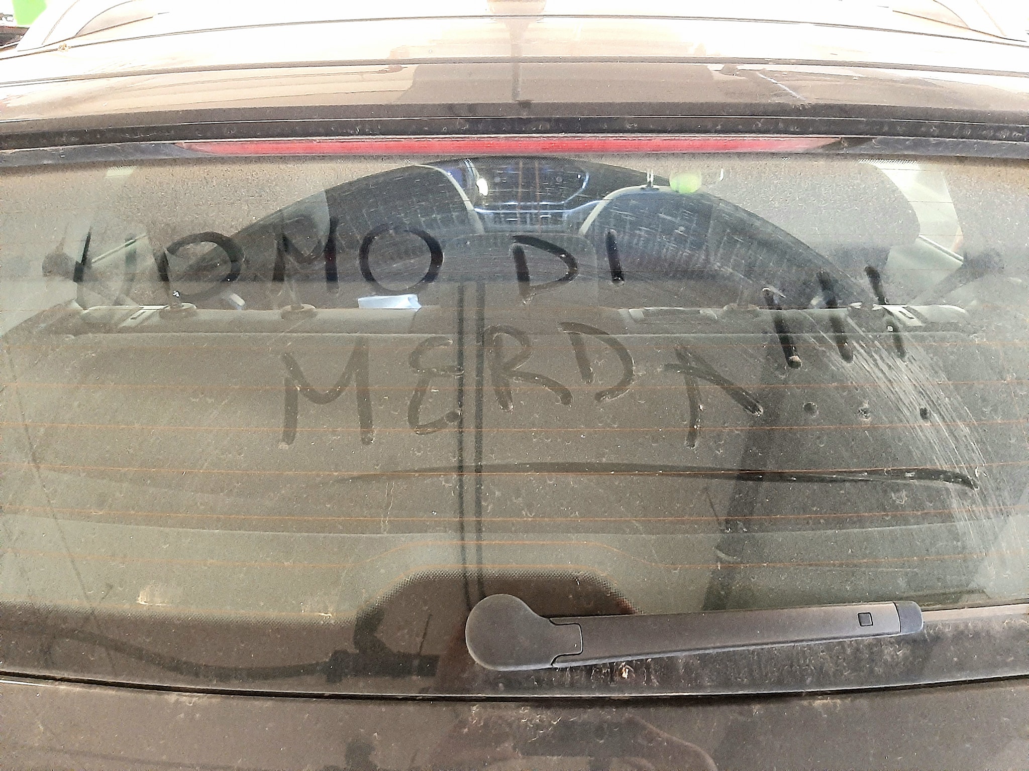 Domenico Ravetti insultato con una scritta sulla sua macchina: “Uomo di m…”