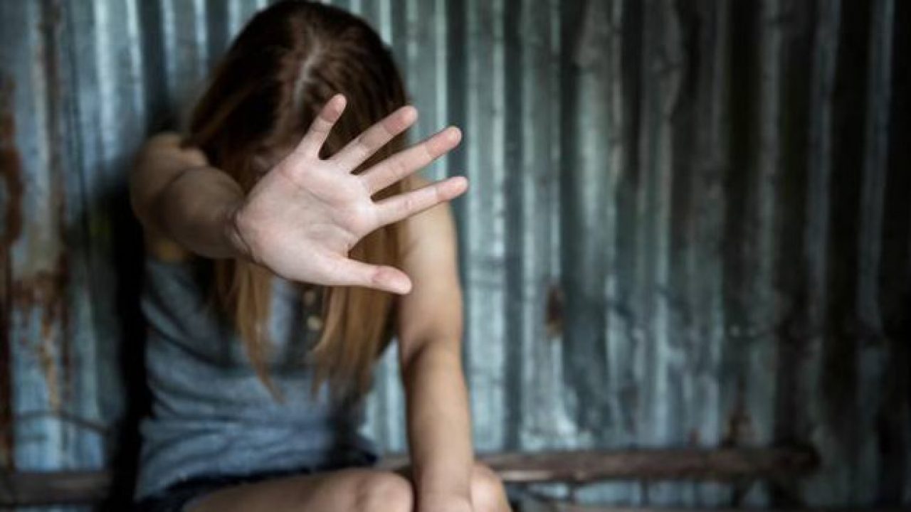 In cinque abusano di una 18enne a Lignano. Tra loro un ragazzo della provincia di Alessandria