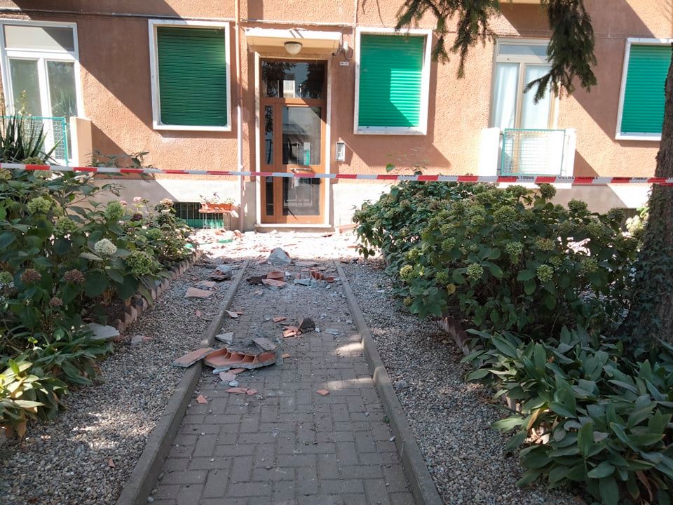 Crollo nella notte di un grosso pezzo di cornicione in un palazzo di via Mensi