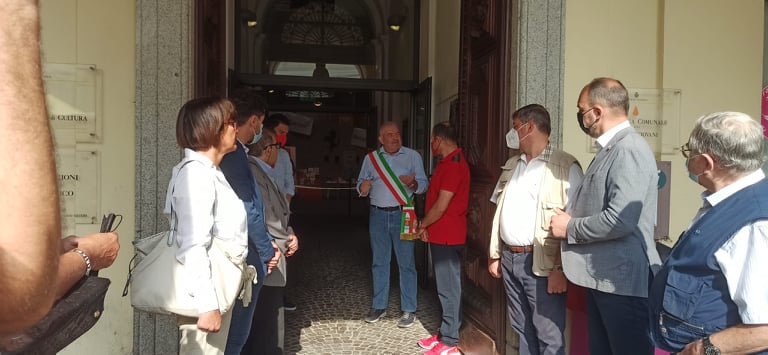 Valenza si tinge di rosso con le Ferrari e la mostra di Denes