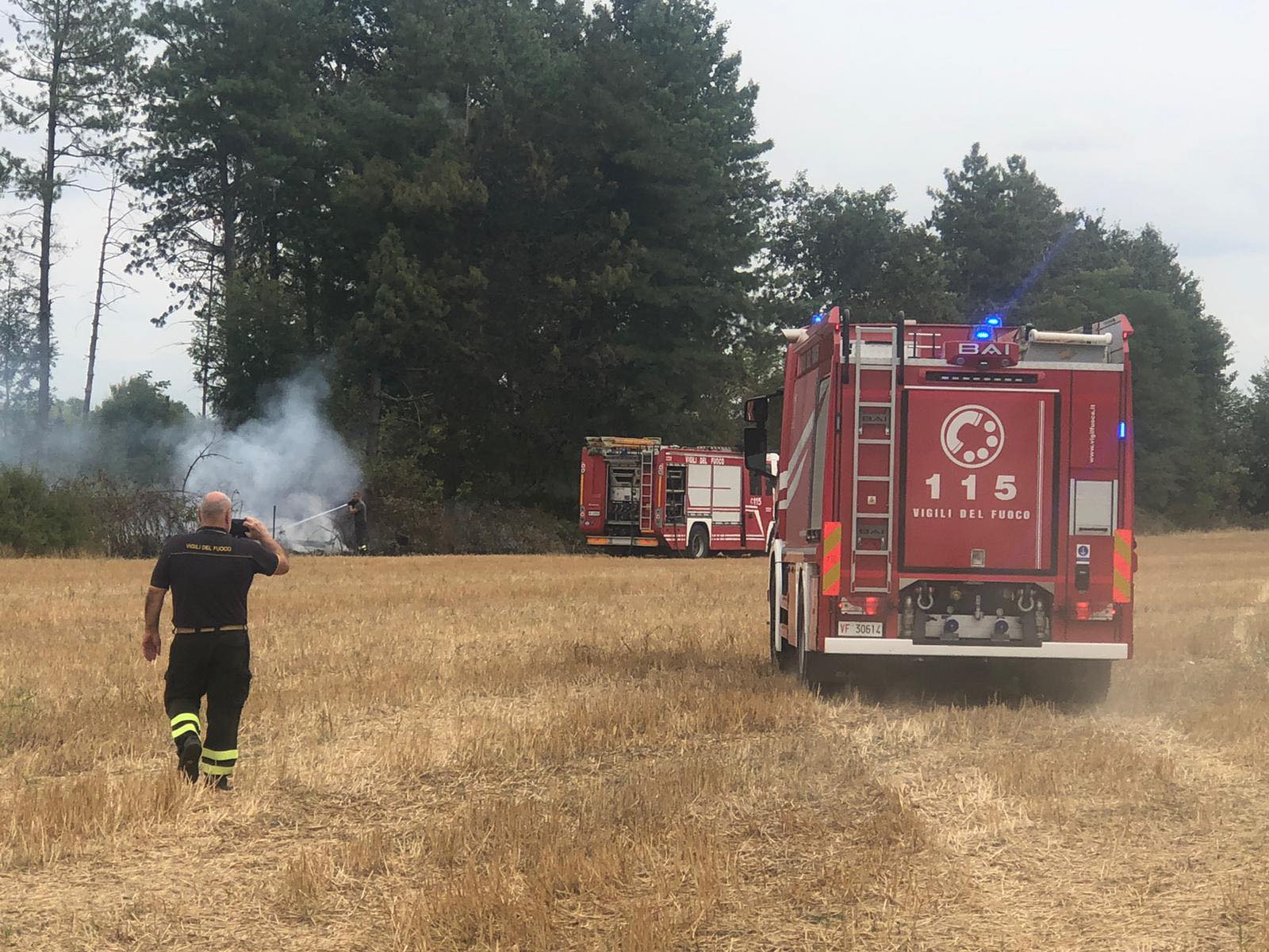 Incendio di sterpaglie a cantalupo: 3 mezzi dei Vigili del Fuoco sul posto