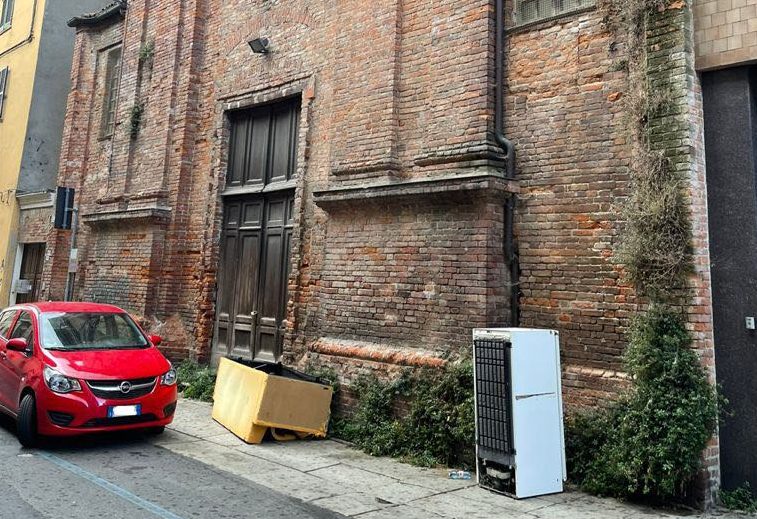 Rispetto zero: un divano e un frigo davanti all’ex chiesa